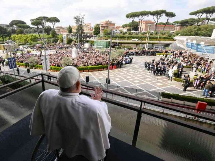 Il saluto ai fedeli, la sosta a Santa Maria Maggiore: il Papa è tornato a casa