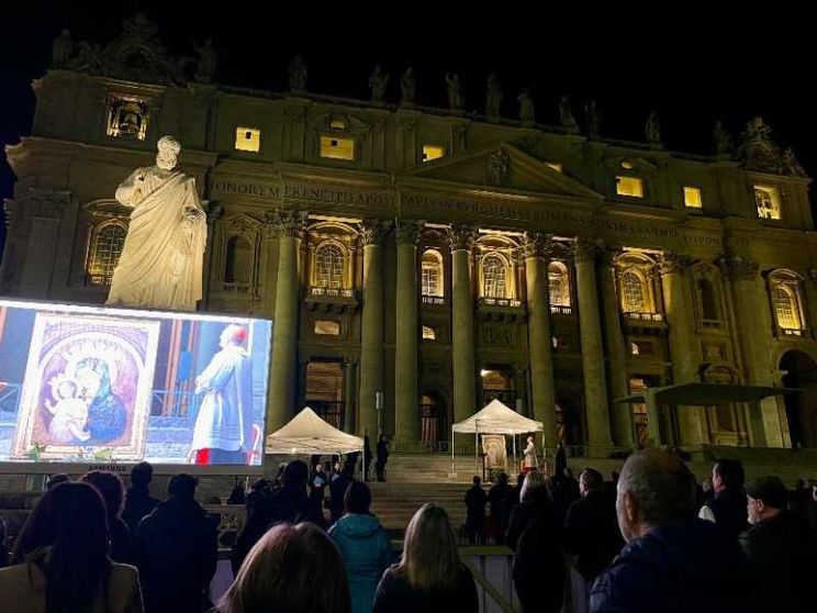 Il “popolo del Rosario” in San Pietro: c'era apprensione, ora siamo grati