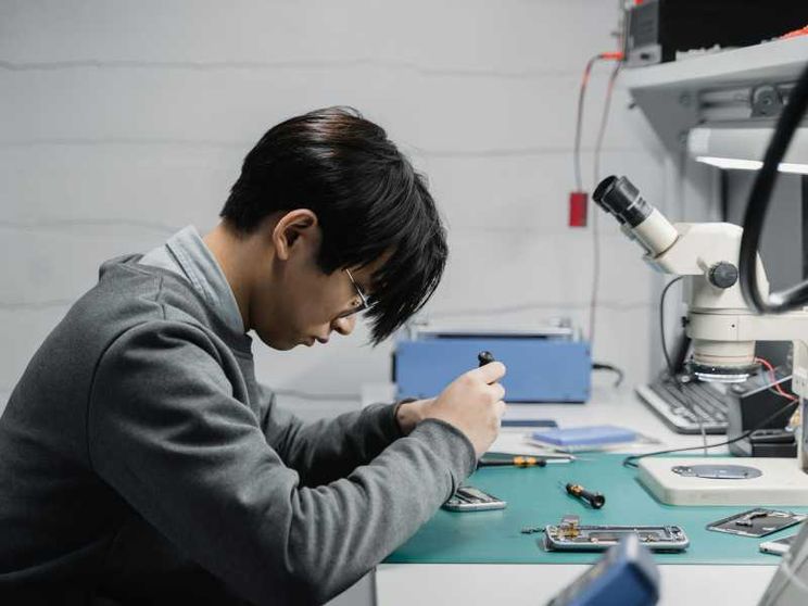 «Lavorate 64 ore alla settimana»: il pressing delle aziende asiatiche