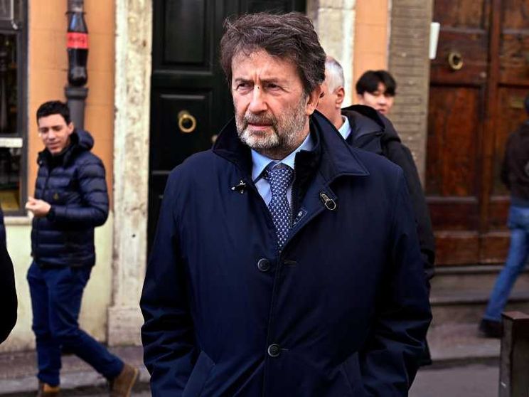 Franceschini: «Ai figli solo cognome materno». La proposta divide la politica