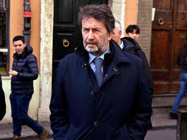 Franceschini: «Ai figli solo cognome materno». La proposta divide la politica