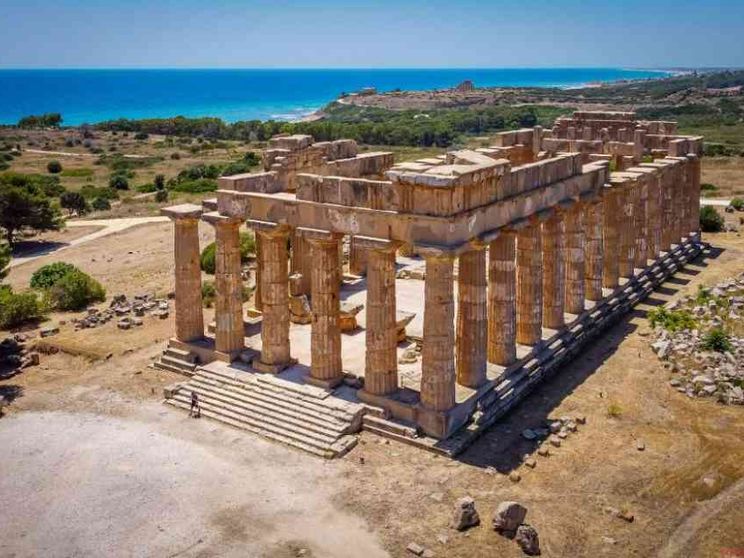 A Selinunte prima ci fu l'assedio, poi i cartaginesi sfondarono da nord