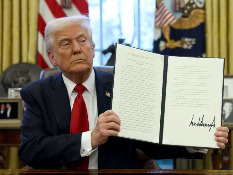 Trump: «Dazi del 25% sulle auto importate». Tonfo delle Borse in Asia ed Europa
