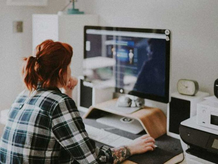 Lo smart working fa venire voglia di figli. Ma vale più per le donne