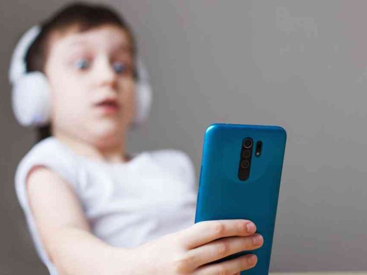 Perché la baby-sitter digitale destruttura il cervello di vostro figlio