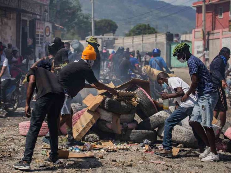 Solo muri e barricate di copertoni contro le bande di Port-au-Prince