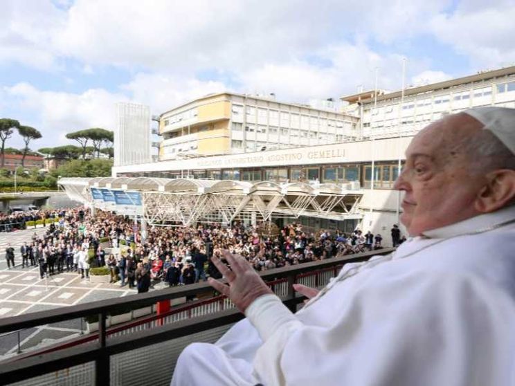 Il ricovero del Papa "superstar" nei Tg e Gr italiani
