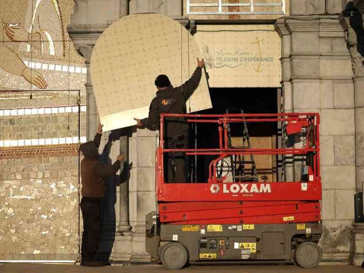 Santuario di Lourdes, coperti i mosaici di Rupnik