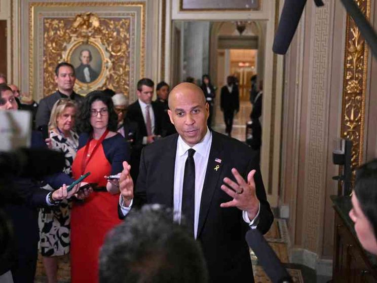 Il senatore Cory Booker attacca Trump per 24 ore e 20 minuti e batte ogni record