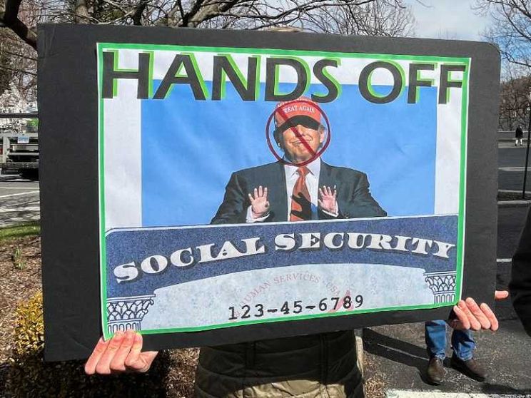 I movimenti in piazza per dire a Trump «giù le mani» da diritti e democrazia