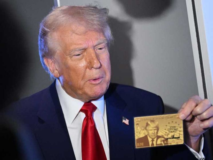 C'è la faccia di Donald Trump sulla carta d'oro per i visti ai supericchi