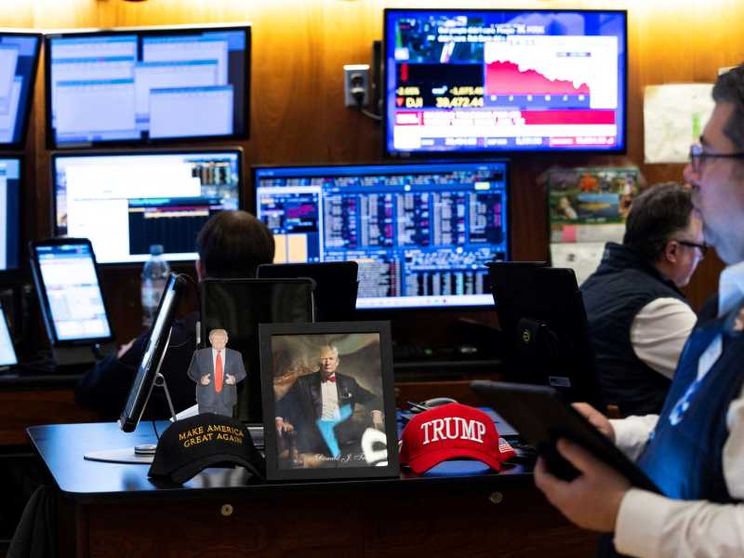 Le Borse a picco per i dazi. Trump: «Ma vi farò più ricchi»
