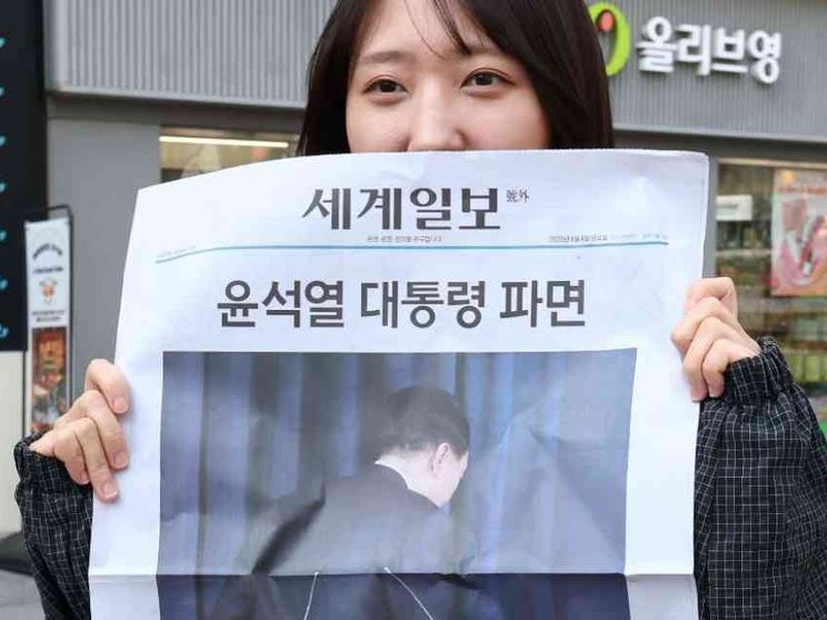 Rimosso il presidente Yoon, lui si scusa. Elezioni entro due mesi