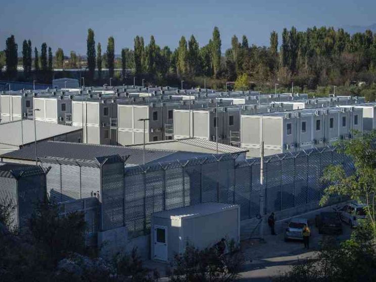 Viaggio a Gjader, in Albania, dove sta per iniziare l'esperimento Cpr