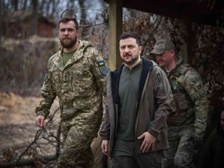 Kiev apre ai compromessi di pace. Zelensky in bilico: chi sono i rivali