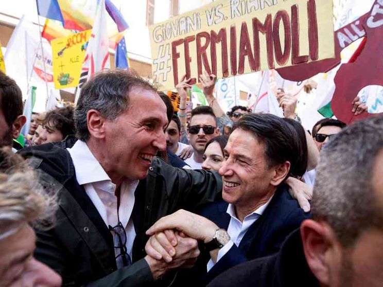 Conte alla manifestazione del no al riarmo: «Qui un'alternativa al Governo»