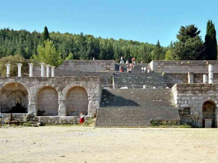Il buon medico-filosofo cura insieme il malato e la società