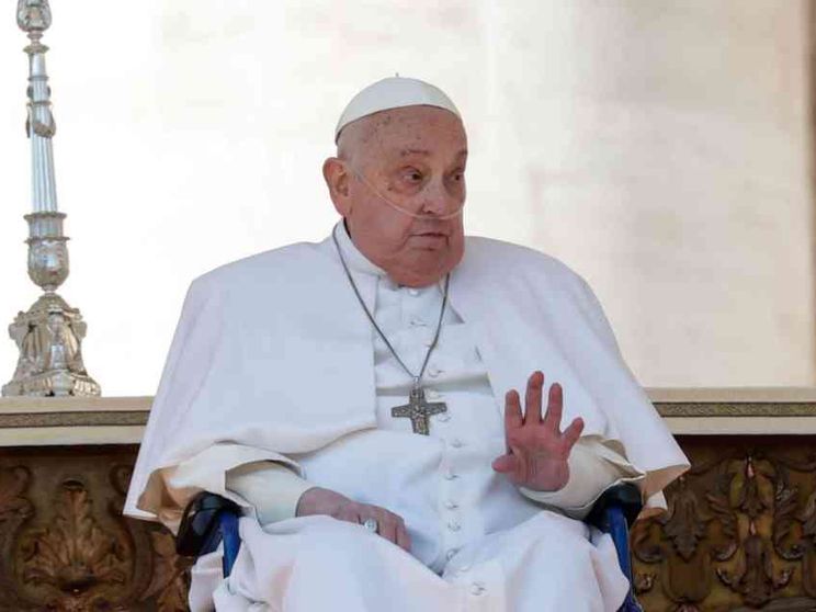 Il Papa a sorpresa in piazza san Pietro. Benedice e augura «Buona domenica»