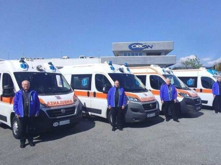 Da Francesco 4 ambulanze per l'Ucraina. «Vicinanza nel tempo di Pasqua»