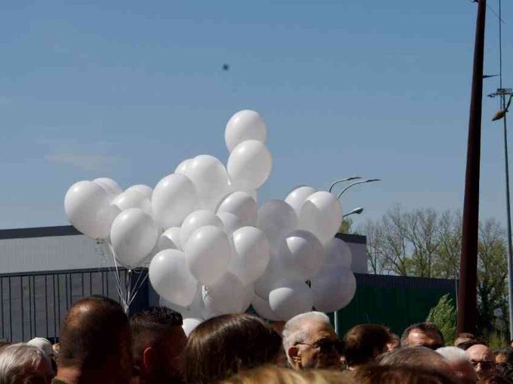L'ultimo saluto a Sara e Ilaria: «L'amore non uccide»