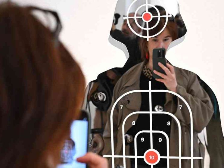 Contro la guerra un muro di poesie e i guanti per mani che si stringono