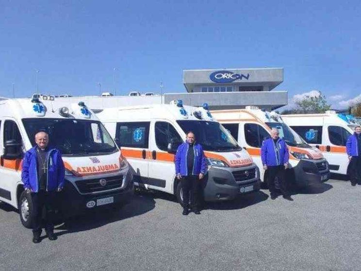 Da Francesco 4 ambulanze per l'Ucraina. «Vicinanza nel tempo di Pasqua»