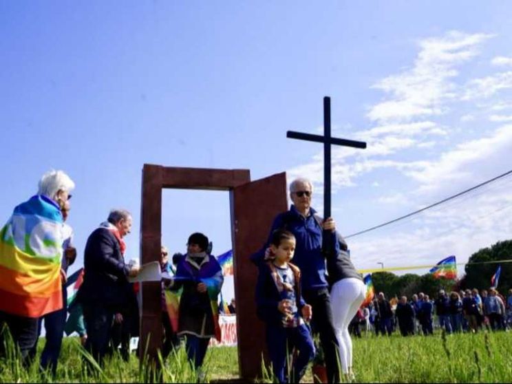 Una "porta santa" davanti alla base Usaf di Aviano per dire no alle armi