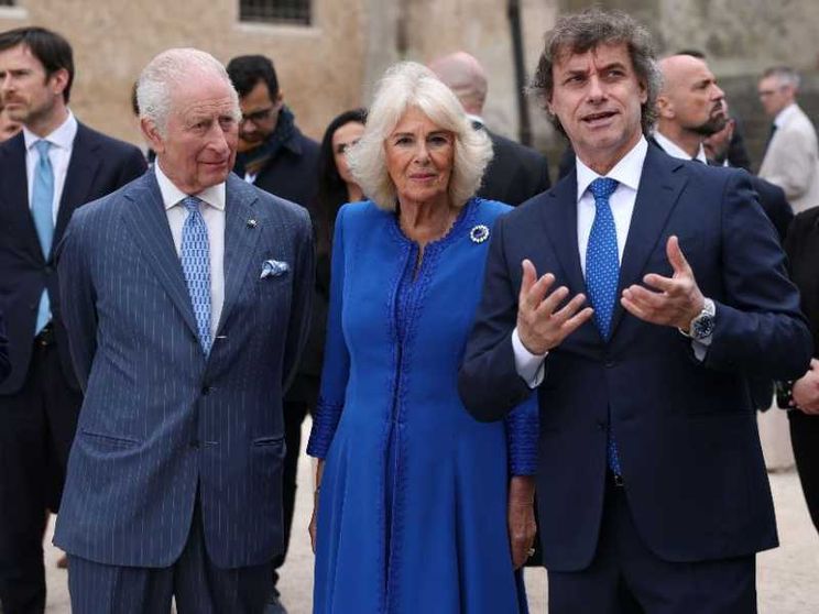 Carlo e Camilla, full immersion romana. Il re: prego per il Papa