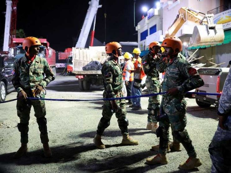 Crolla il tetto di una discoteca: almeno 124 i morti