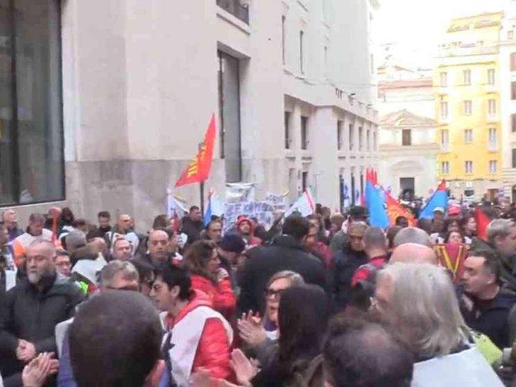 Vertenza Beko, 700 esuberi in meno e nessun licenziamento