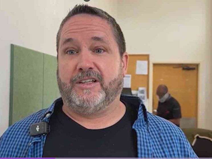 Condannato a morte dal cancro, passa gli ultimi mesi a fare volontariato