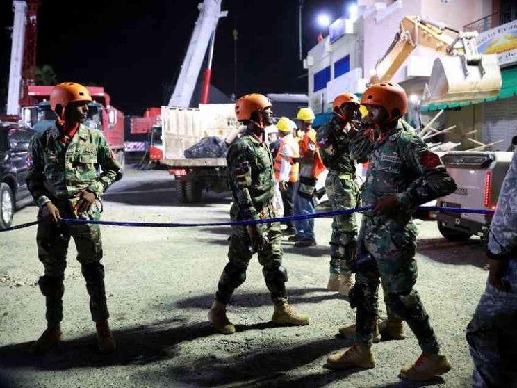 Crolla il tetto di una discoteca: almeno 124 i morti