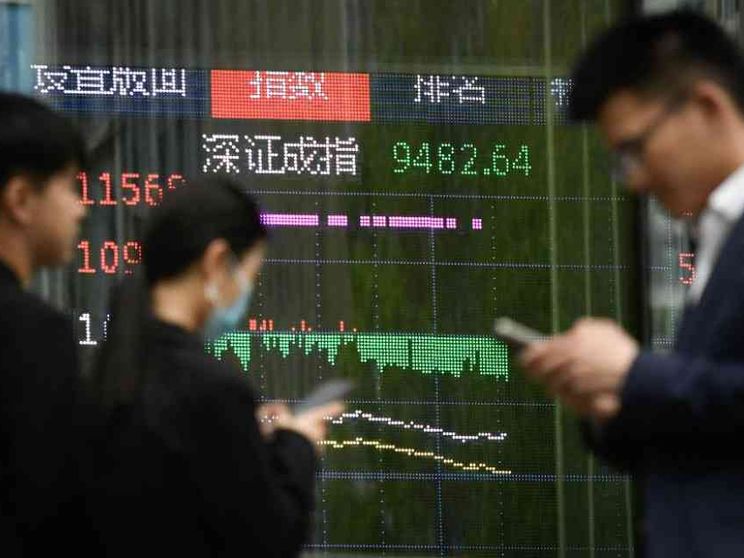 Anche l'Ue sospende i dazi per 90 giorni. E la Cina attacca gli Usa