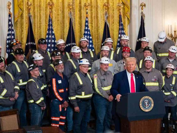 “Libertà di doccia” e rilancio del carbone, Trump abolisce l'agenda verde