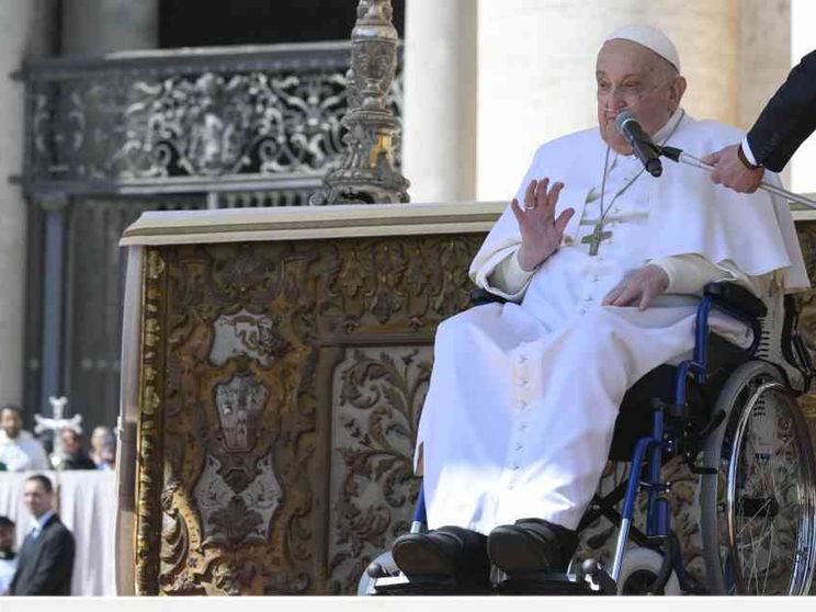 Il Papa in costante miglioramento. Ha anche ricevuto diversi collaboratori