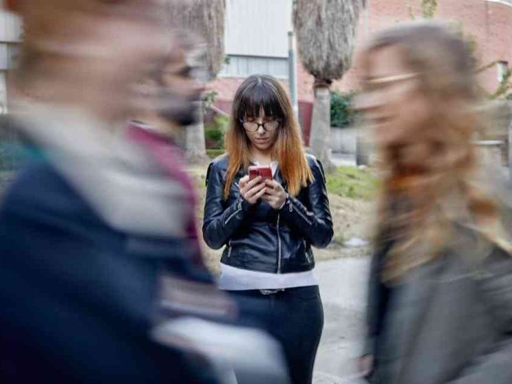 Minori da soli nel web, ecco la guida per aiutare i genitori