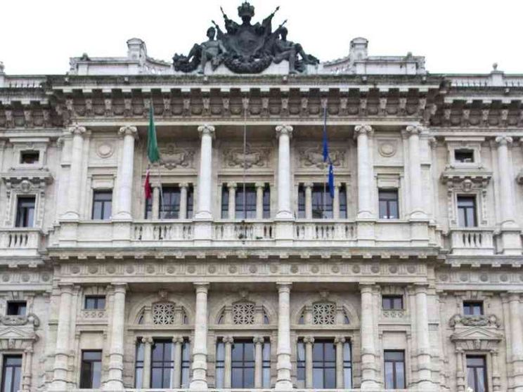 Perché non torniamo al più corretto "padre, madre o chi ne fa le veci"?