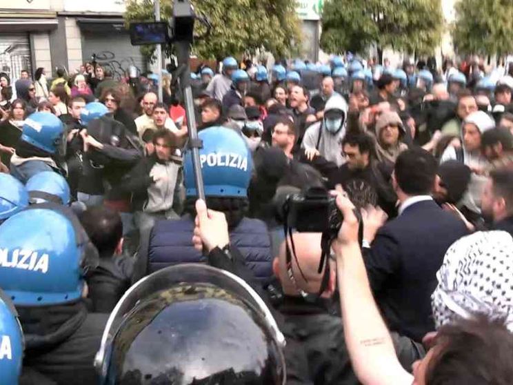 "Spara a Giorgia": la scritta al corteo diventa un caso politico