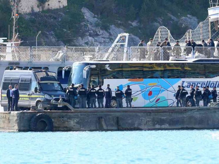 L'arrivo in Albania dei migranti e la nuova polemica: «Sono scesi ammanettati»