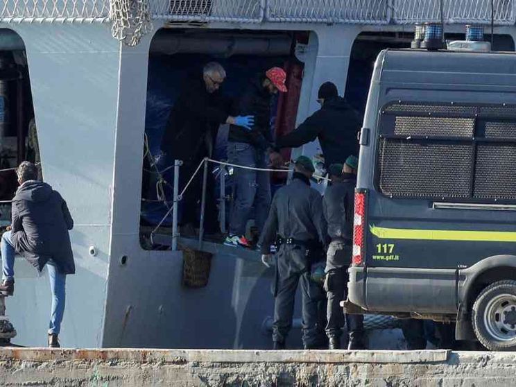 Le manette ai migranti, Salvini e quell'accusa di crudeltà esibita