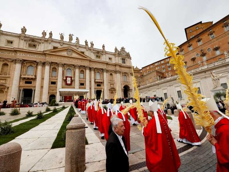 Il Papa: «Nella salvezza nessuno è straniero. Facciamoci cirenei degli altri»