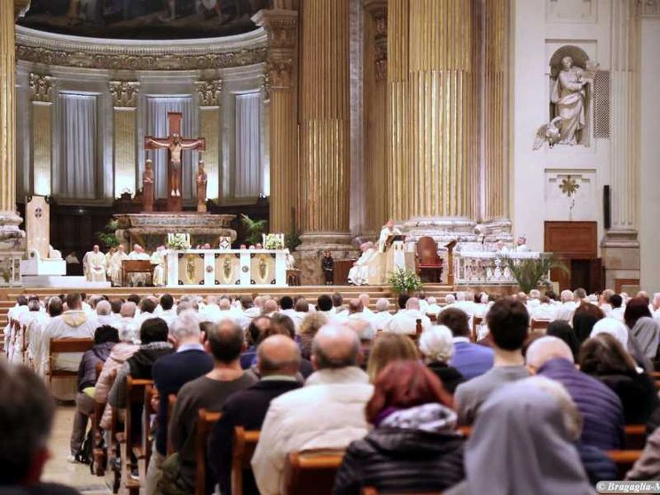 «Offerte per le messe, il sacerdote ne trattenga per sé una sola»