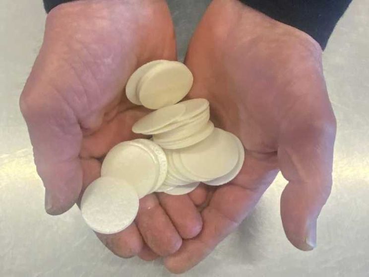 Con le mani segnate dal male le ostie per restituire speranza