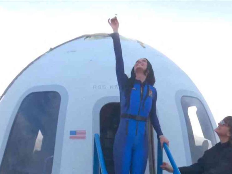 Riuscito il volo nello spazio con 6 donne fra cui la popstar Katy Perry