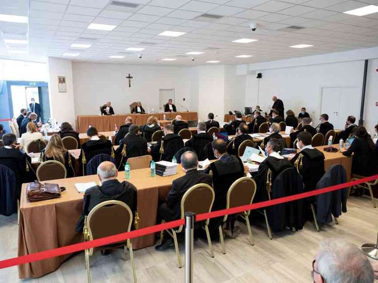 Becciu attacca sulle chat rivelate: «Prove di macchinazione contro di me»