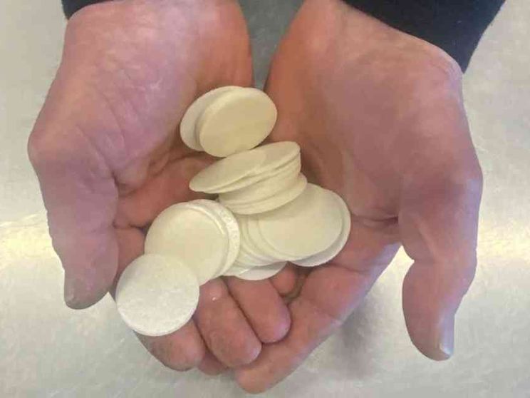 Con le mani segnate dal male le ostie per restituire speranza