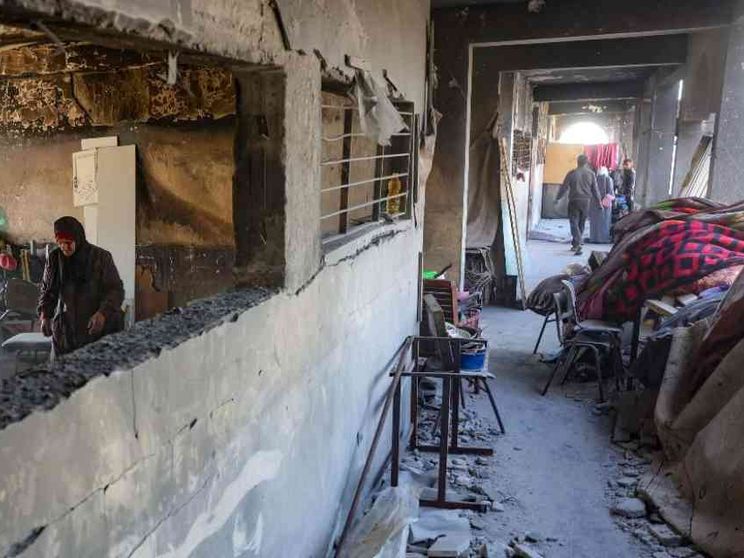 I missili di Israele sull'ospedale di Gaza: terrore e barelle in strada