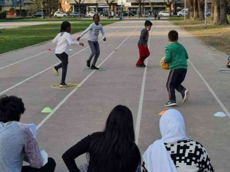 Chi sono i coach di quartiere, che allenano i bimbi “fuori gioco”