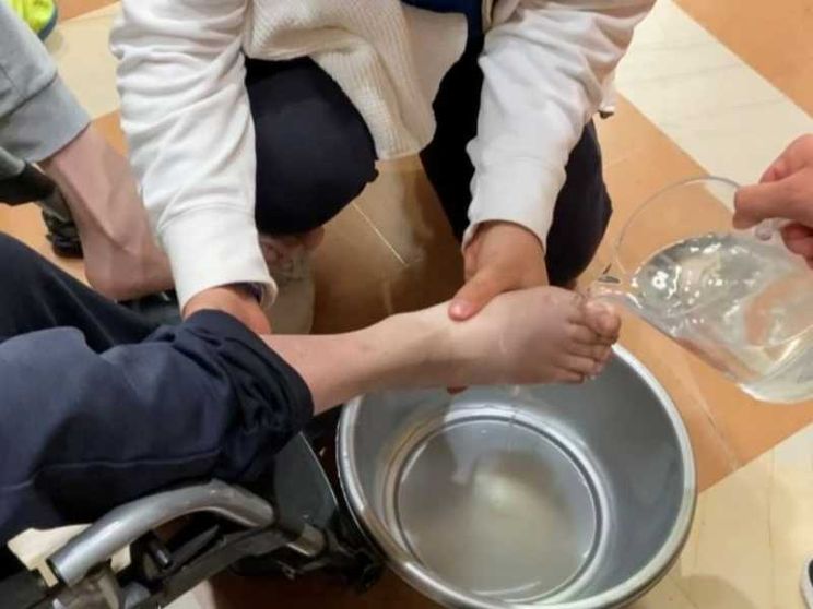 Al “Serafico” i medici lavano i piedi ai giovani ospiti con disabilità gravi