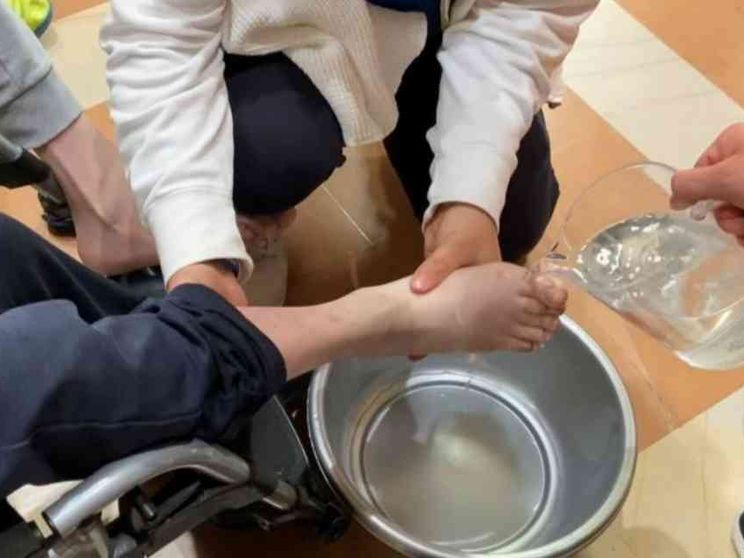 Al “Serafico” i medici lavano i piedi ai giovani ospiti con disabilità gravi